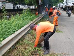 Petugas Pesapon UPTD Bekasi Utara, Bersihkan Jalan Lingkar Luar Utara