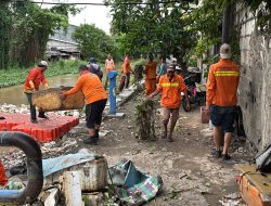 Jumat Bersih, Petugas Sasar Kali Teluk Pucung hingga PJT 2 Margamulya