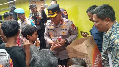 Kapolres Metro Bekasi Kota Tinjau Korban Banjir Teluk Pucung, Salurkan 500 Paket Sembako dan Layanan Kesehatan