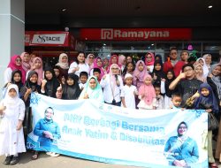 TP PKK Kota Bekasi Ajak Anak Yatim dan Disabilitas Belanja Baju Baru di Ramayana