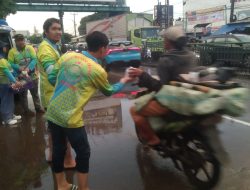 Jumat Terakhir Ramadhan, Komunitas URC Ambulance Satu Hati, Puma SC Group dan DPD GANNA Kota Bekasi Bagikan 150 Paket Takjil