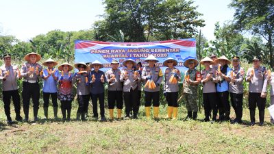 Perkuat Ketahanan Pangan, Kapolres Metro Bekasi Kota Pimpin Panen Raya di Jatiasih