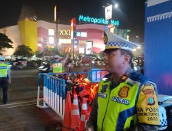 Satlantas Polres Metro Bekasi Kota Pantau Arus Balik di Posyan Mega Bekasi Hypermall