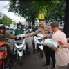 Polsek Bekasi Barat Turun ke Jalan, Bagikan Takjil Gratis di Kranji
