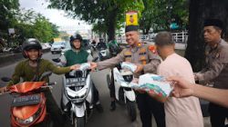 Polsek Bekasi Barat Turun ke Jalan, Bagikan Takjil Gratis di Kranji