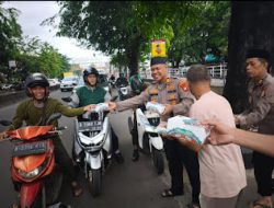 Polsek Bekasi Barat Turun ke Jalan, Bagikan Takjil Gratis di Kranji