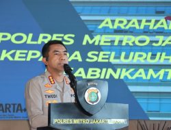 Perkuat Garda Terdepan, Kapolres Metro Jakarta Barat Bekali Bhabinkamtibmas Arahan Strategis dan Atribut Dinas