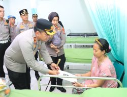 Kapolres Metro Bekasi Kota Tinjau Kondisi Korban Kebakaran SPBE Cimuning