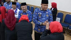 Dukung Efisiensi Energi, Wali Kota Bekasi Bersepeda Saat Serahkan SK Kepala Sekolah