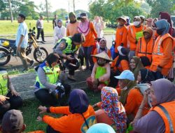 Peringati Hari Kartini, Kapolres Metro Bekasi Salurkan Bansos bagi Perempuan Pekerja Sektor Informal