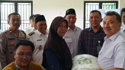 Ribuan Warga Margamulya Antre Bansos Pangan, 1.242 KK Terima 20 Kg Beras dan 4 Liter Minyak