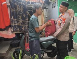Polsek Bekasi Barat Salurkan Bantuan Pangan untuk Lansia di Kotabaru