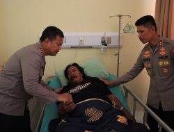 Kapolres Bekasi Kota Jenguk Ketua Ojol Sabuk Kamtibmas yang Dirawat di RSUD
