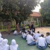 Bhabinkamtibmas Medansatria Binakan Siswa SMK Ekuin Jayakarta Jelang Lomba Yel-Yel Tingkat Polda Metro Jaya