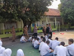 Bhabinkamtibmas Medansatria Binakan Siswa SMK Ekuin Jayakarta Jelang Lomba Yel-Yel Tingkat Polda Metro Jaya