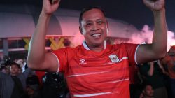 Nobar Timnas, Tri Adhianto Bagikan Doorprize untuk Warga