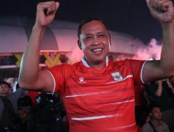 Nobar Timnas, Tri Adhianto Bagikan Doorprize untuk Warga