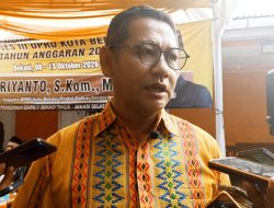 Jalan Rusak dan Tangga Sekolah Retak, Warga Aren Jaya Titip Aspirasi ke Dariyanto